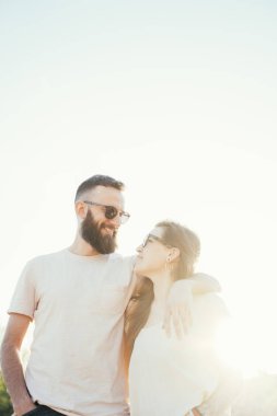 Bahar doğada eğleniyor birkaç kucaklayan Loving