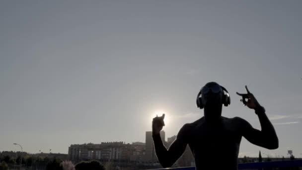 非洲男人在阳光明媚的日子里跳舞 使用一些耳机 — 图库视频影像