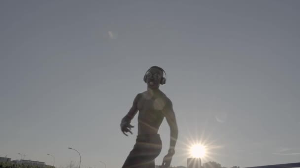 Homem Africano Dançar Dia Ensolarado Use Alguns Fones Ouvido — Vídeo de Stock