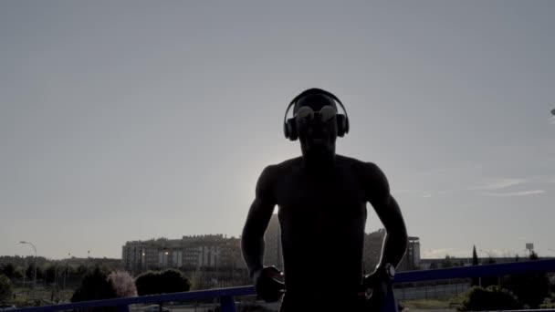 Hombre Africano Bailando Día Soleado Utilice Algunos Auriculares — Vídeo de stock