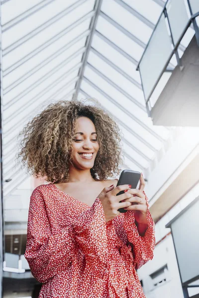 Портрет привабливої афро-жінки за допомогою мобільного телефону — стокове фото