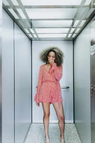 Retrato de mulher afro atraente no elevador — Fotografia de Stock
