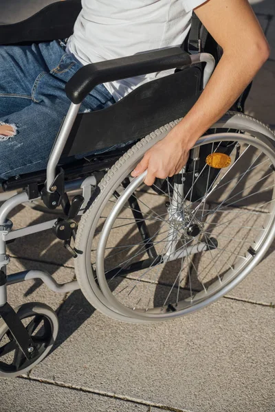 Retrato de jovem na cadeira de rodas — Fotografia de Stock