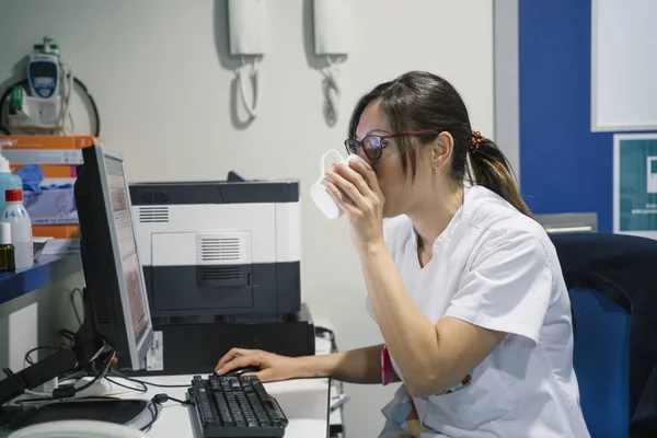 Docteur faisant une pause à l'hôpital et buvant du café — Photo