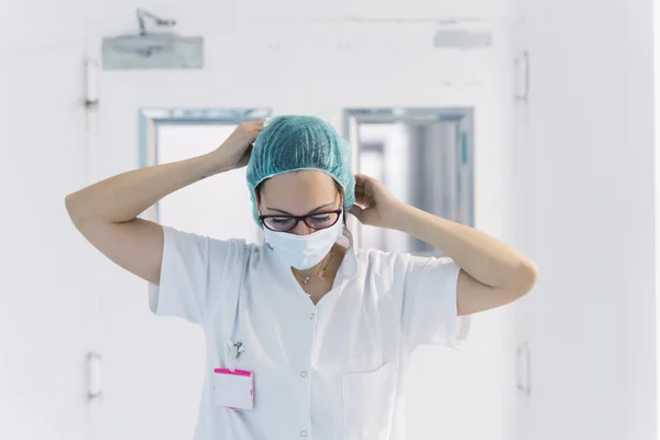 Enfermera trabajando poniendo su máscara médica. Concepto médico . —  Fotos de Stock