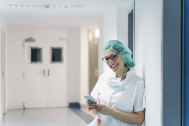 Hastanede mobil kullanan kadın doktor. Tıbbi konsept