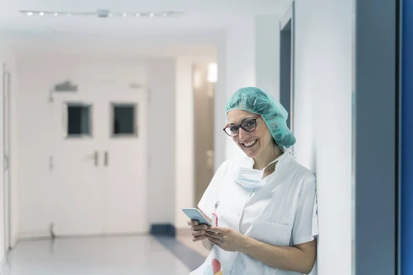 病院でモバイルを使用する女性医師。医療コンセプト — ストック写真