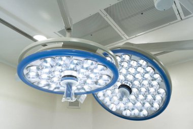 Seçmeli renk tekniği ve aydınlatma sanat ile operasyon odasında iki cerrahi lamba al