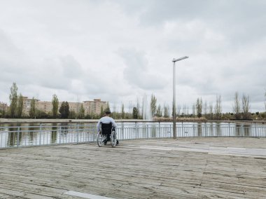 Parkta tekerlekli sandalyede oturan 43 yaşındaki erkek