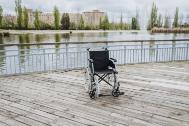 Parkta tek başına tekerlekli sandalye.