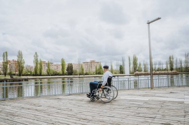 Parkta tekerlekli sandalyede oturan 43 yaşındaki erkek