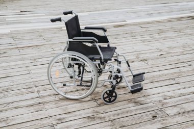 Parkta tek başına tekerlekli sandalye.