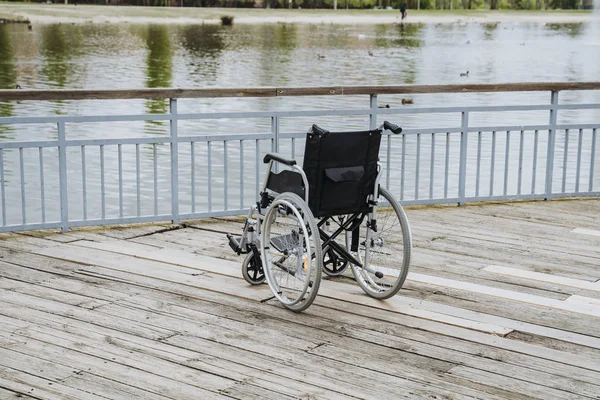 Cadeira de rodas sozinha no parque — Fotografia de Stock