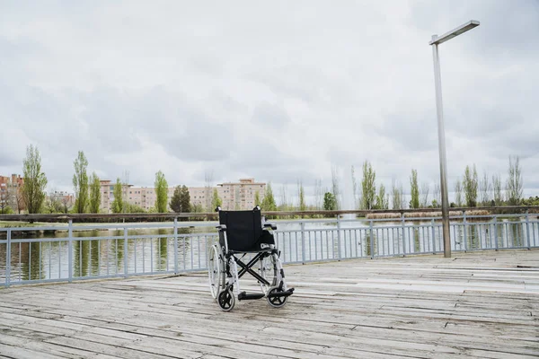 Cadeira de rodas sozinha no parque — Fotografia de Stock
