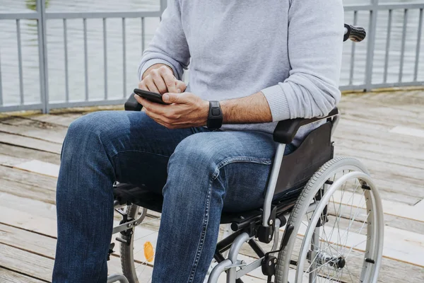 Retrato de homem em cadeira de rodas usando telefone celular — Fotografia de Stock