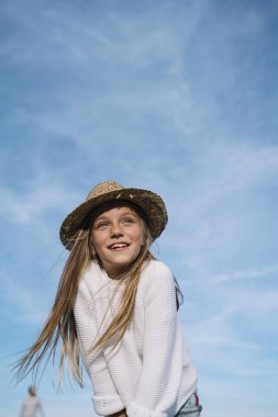 Şapkalı kameraya bakan şık kız