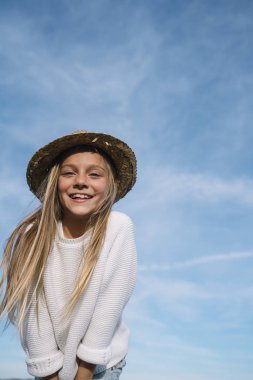 Şapkalı kameraya bakan şık kız