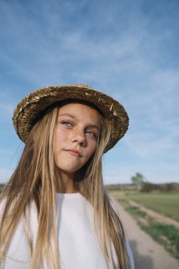 Şapkalı kameraya bakan şık kız