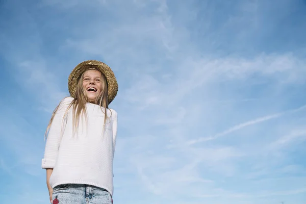 Chica con estilo mirando a la cámara con sombrero — Foto de Stock