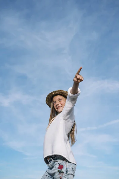 Snygg tjej tittar på kamera med hatt — Stockfoto