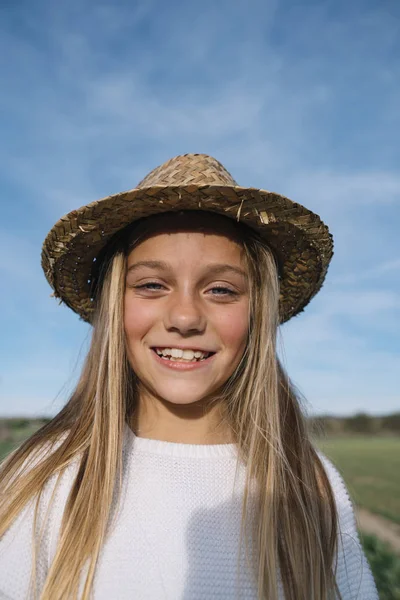 Gadis bergaya melihat kamera dengan topi — Stok Foto