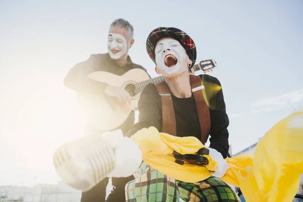 Dois mimes na rua cantando e tocando guitarra — Fotografia de Stock