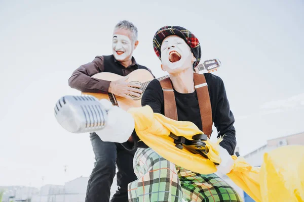 Dois mimes na rua cantando e tocando guitarra — Fotografia de Stock