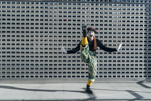 Mime feliz gesticulando na rua — Fotografia de Stock