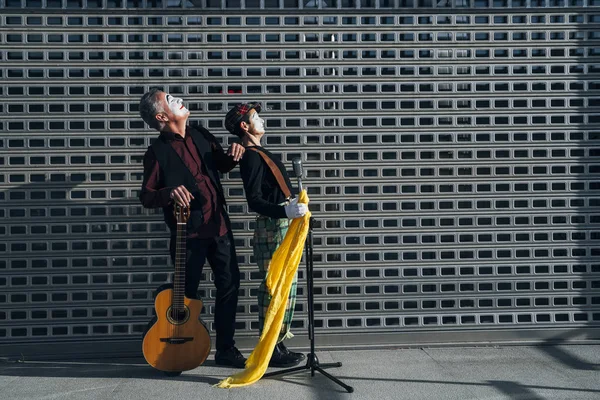 Dois mimes na rua cantando e tocando guitarra — Fotografia de Stock