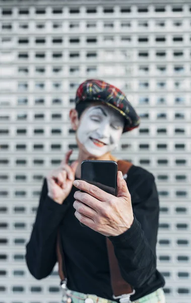 Mime με smartphone στο δρόμο — Φωτογραφία Αρχείου