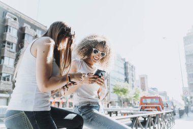 Sokakta cep telefonu kullanan güzel kadınlar..