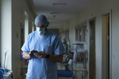 Doktor hastanede cep telefonu kullanıyor. Tıbbi konsept