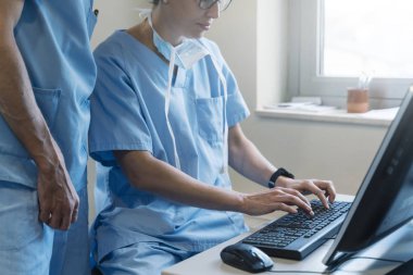 Hastanede bilgisayar kullanan bir doktor. Tıbbi konsept