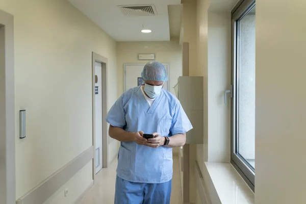Γιατρός που χρησιμοποιεί κινητό στο νοσοκομείο. Ιατρική έννοια — Φωτογραφία Αρχείου