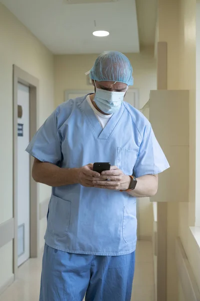 Arzt mit Handy im Krankenhaus. Medizinisches Konzept — Stockfoto