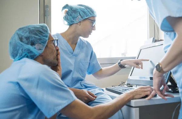 Un médecin utilise un ordinateur à l'hôpital. Concept médical — Photo