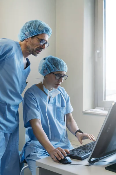 Un médecin utilise un ordinateur à l'hôpital. Concept médical — Photo