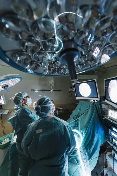 Två kirurger som jobbar på en patient i ett operationssal på sjukhuset. Begreppet hälso- och sjukvård — Stockfoto