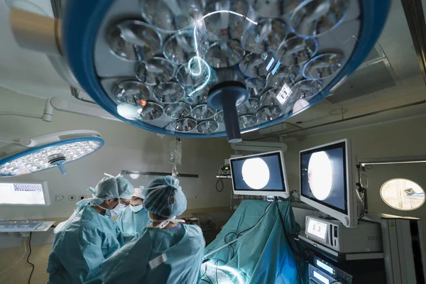 Hastanedeki ameliyathanede bir hasta üzerinde çalışan iki cerrah. Sağlık hizmetleri kavramı — Stok fotoğraf