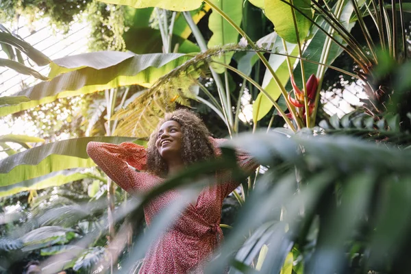 Portrait of a young beautiful woman rounded by plants on A rainforest — Stock Photo, Image