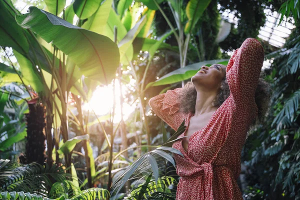 Portrait of a young beautiful woman rounded by plants on A rainforest — Stock Photo, Image