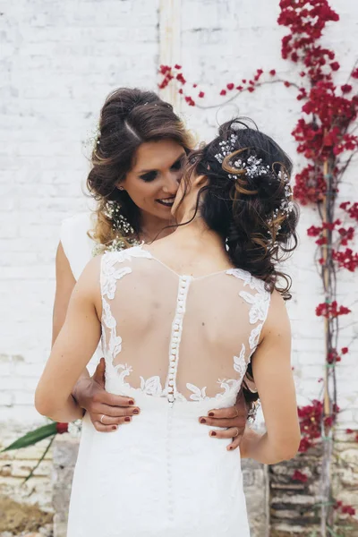 Retrato de una orgullosa pareja besándose con vestidos de novia blancos —  Fotos de Stock