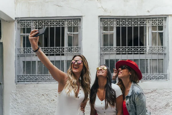 Trei fete interacționează cu smartphone-ul — Fotografie, imagine de stoc