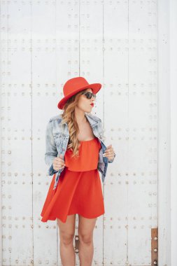 Sokakta kırmızı elbiseli bir kadın.