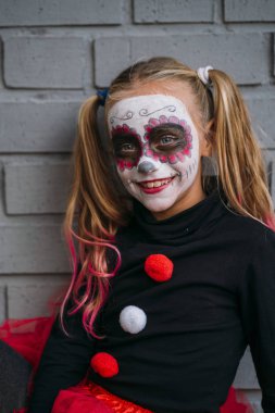 Çocuk kamera bakıyor, halloween parti için kostüm giymiş.