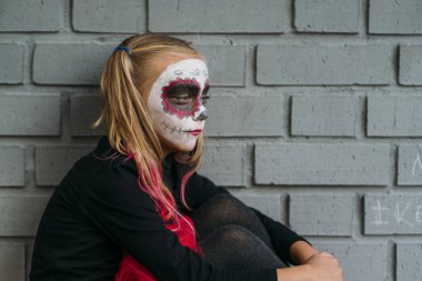 Çocuk kamera bakıyor, halloween parti için kostüm giymiş.