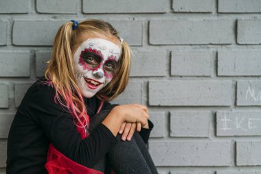 Çocuk kamera bakıyor, halloween parti için kostüm giymiş.