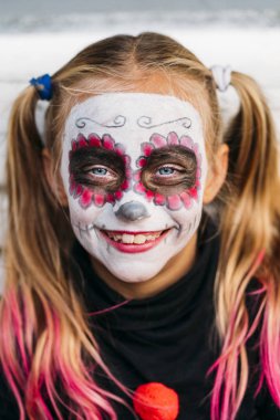 Çocuk kamera bakıyor, halloween parti için kostüm giymiş.