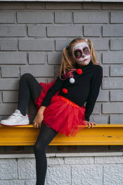 Criança olhando para a câmera, vestida com traje para a festa de Halloween — Fotografia de Stock