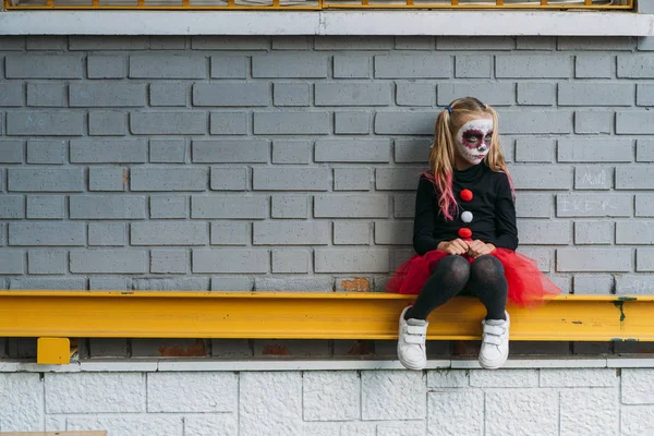 Criança olhando para a câmera, vestida com traje para a festa de Halloween — Fotografia de Stock